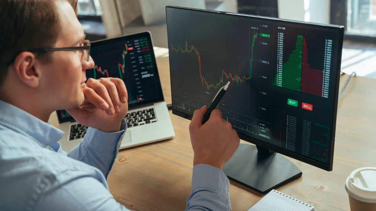 Man Investing MSN computer working stock market